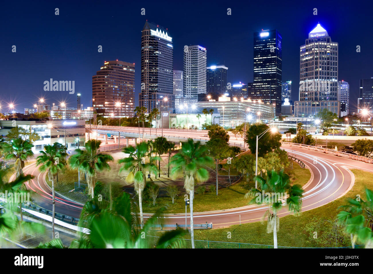 La larga exposición del Tampa Skyline en la noche Foto de stock