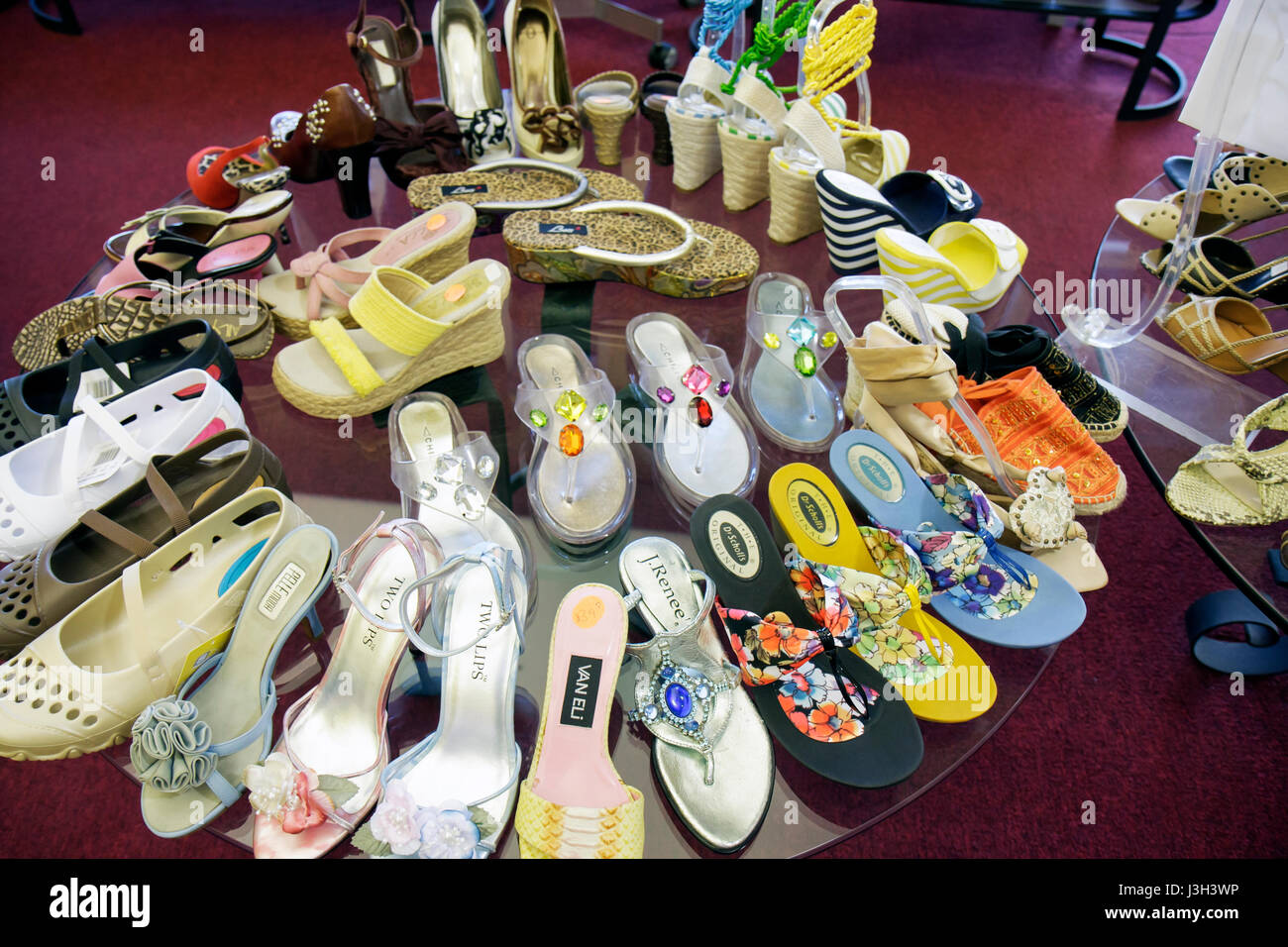 Miami Beach Florida,Collins Avenue,Shoe Freak,tienda,tiendas,negocios,distrito,venta  al por menor,zapato,mujer,mujer,mujer,hombre,zapatos,calzado,producción de  productos Fotografía de stock - Alamy