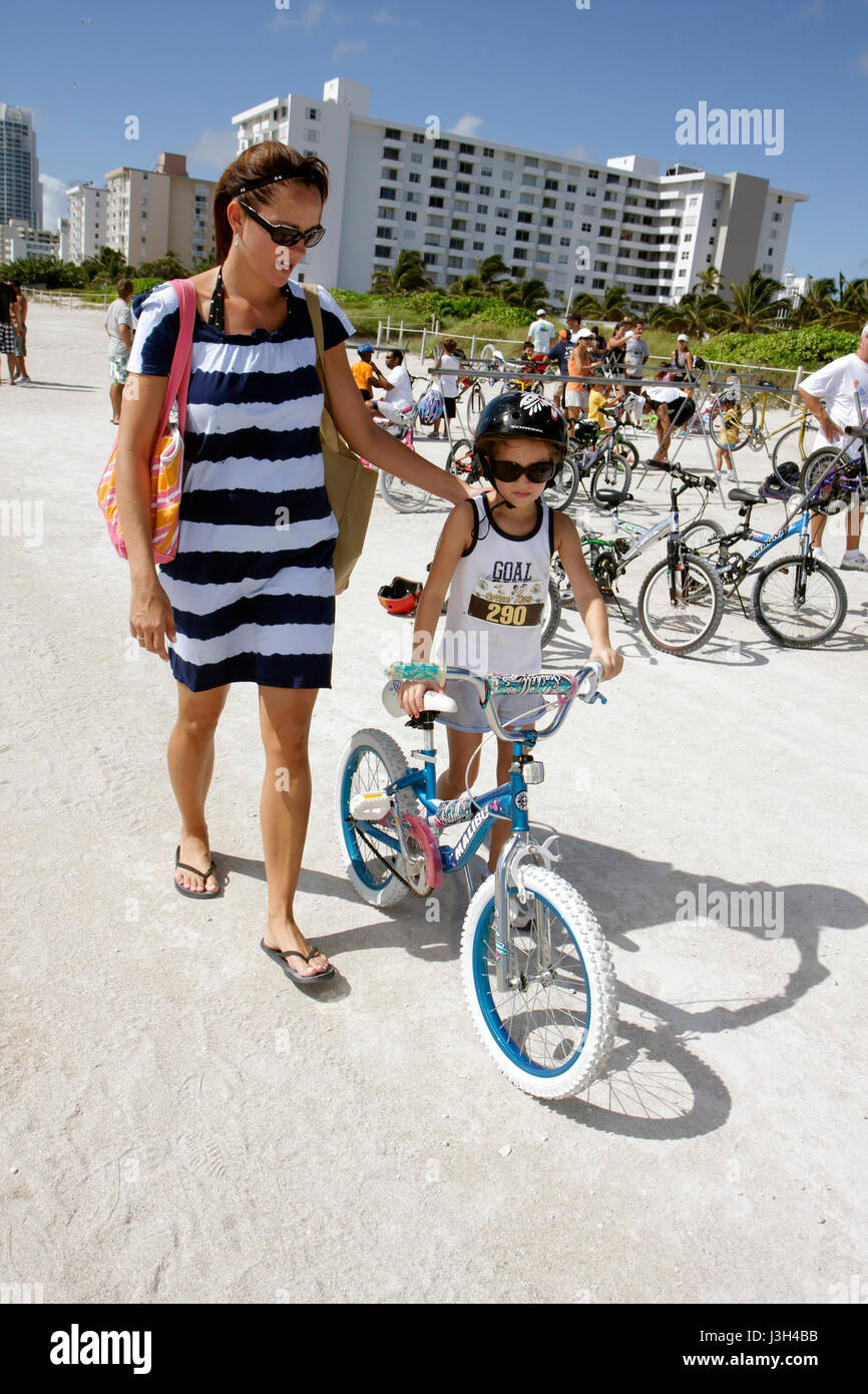 Miami Beach Florida,Ocean Drive,Lummus Park,Publix Family Fitness Weekend,duathlon para niños,atlético,competición,competidor,deporte,casco,niñas, Foto de stock