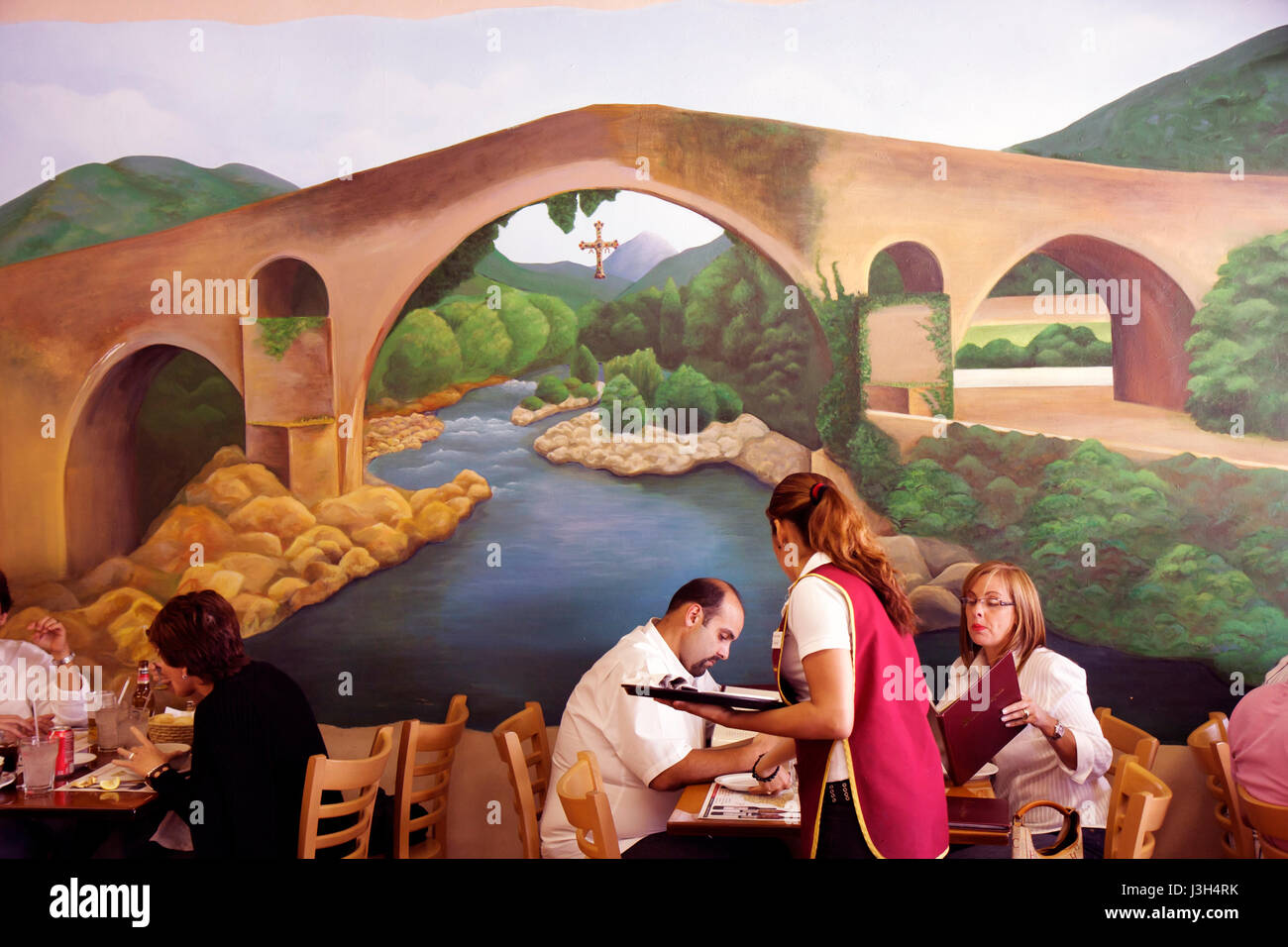 Miami Florida, Delicias de España, restaurante español, mural de pared, escena de país de España, hombre hispano hombres, mujer mujeres, mesa, camarero empl Foto de stock