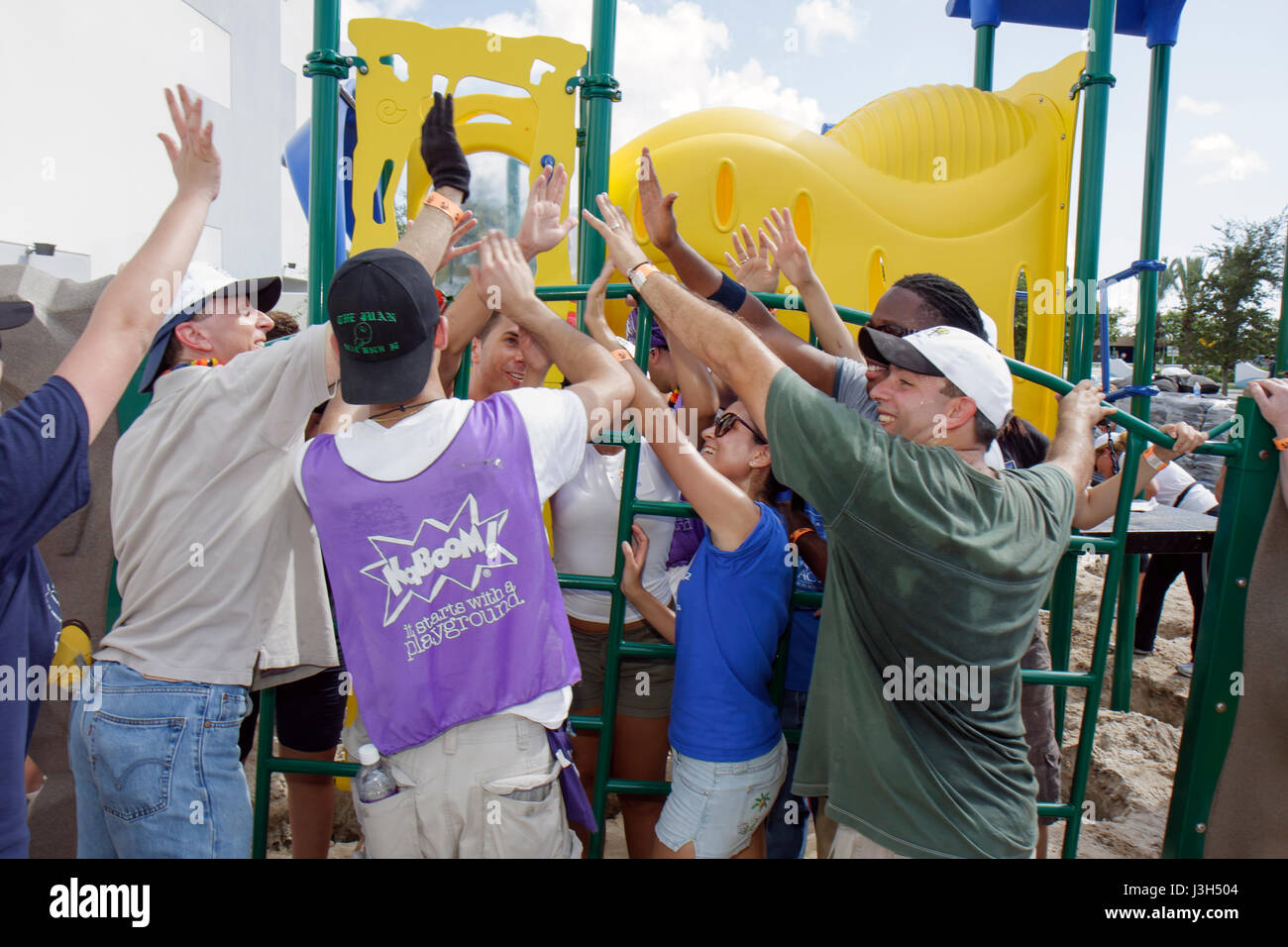 Miami Florida, Watson Island, Miami, Miami Children's Museum, voluntarios construyen parque infantil, ¡KaBOOM! cooperación de la organización nacional,dar,voluntariado,me Foto de stock