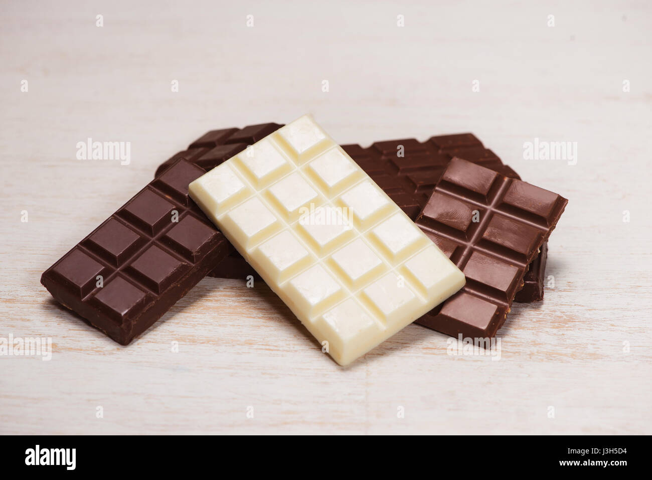 Una gran variedad de chocolates en barra de cuadro sobre fondo blanco