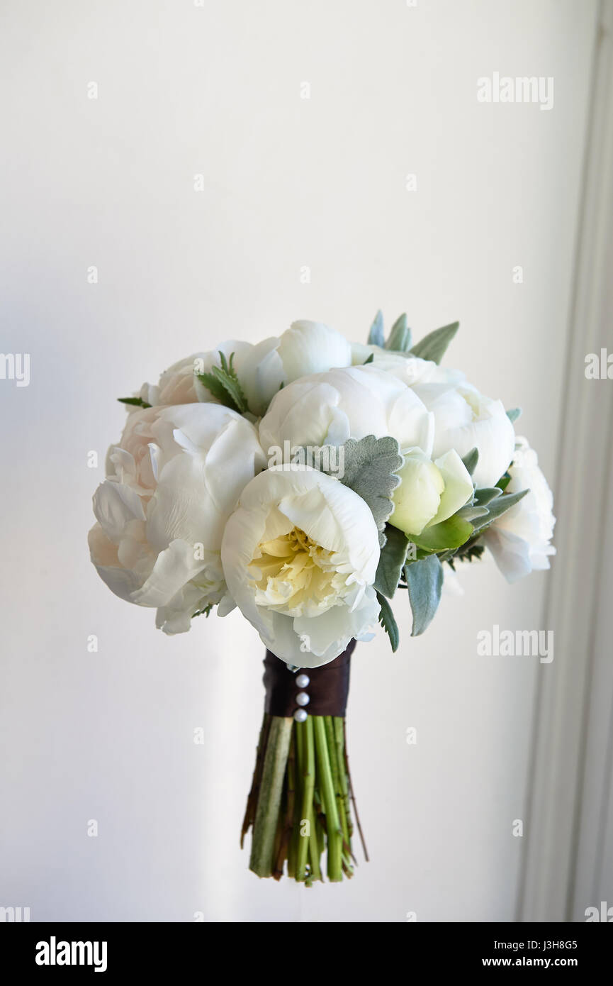Boda ramo de peonías blancas y ía de boda Fotografía  de stock - Alamy