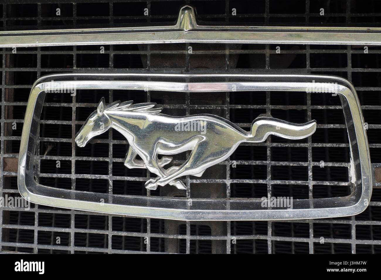 La parrilla del radiador Ford Mustang emblema desde el período 1964-1968 Foto de stock