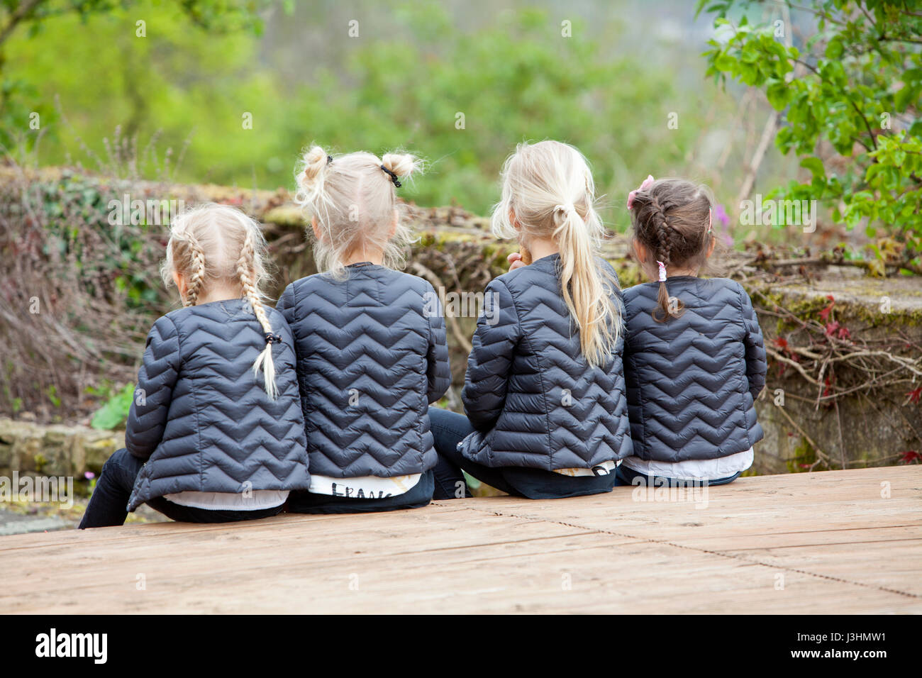Cuatro niñas con igualdad de la ropa y el pelo-style, Alemania, Europa Foto de stock