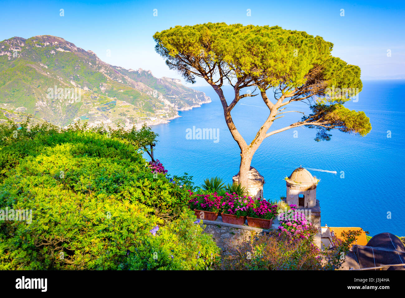 Ravello, vistas de la costa de Amalfi desde una Villa Rufolo Terraza Foto de stock