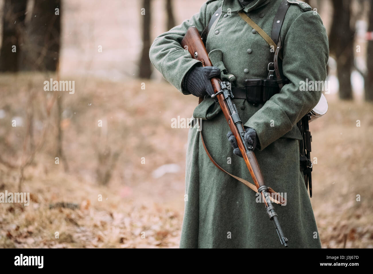 Cerca de munición militar de un alemán en la Segunda Guerra Mundial. Otoño cálido, ropa de abrigo, guantes soldado, rifle Fotografía de stock - Alamy