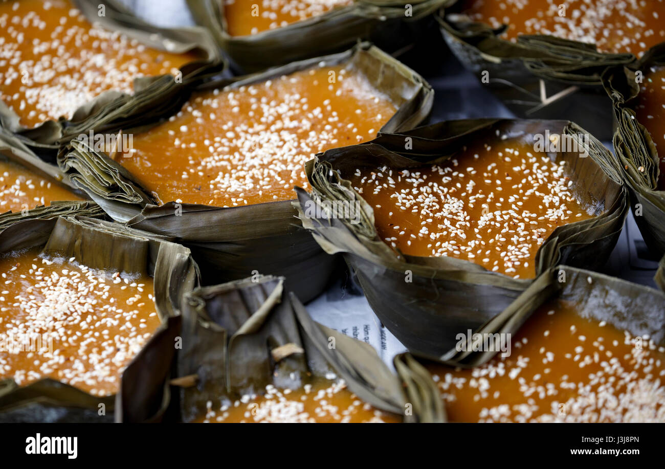 'A' (pastel de arroz pegajoso, azúcar, ajonjolí), mercado, Hoi An, Vietnam Foto de stock