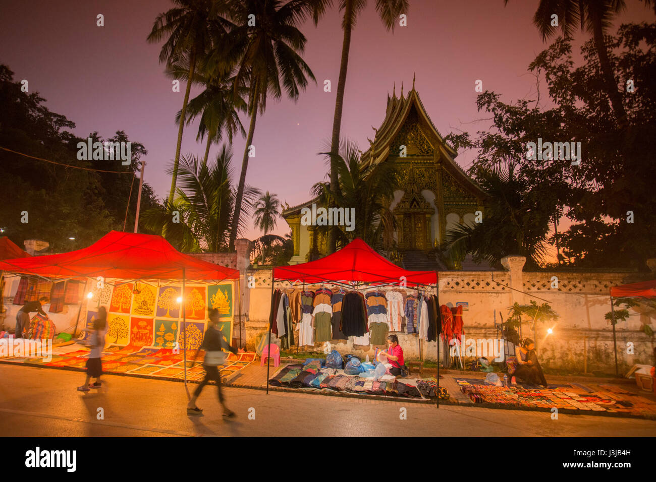 La nightmarket delante de la WAT Ho Pha Bang del Palacio del Rey en la ciudad de Luang Prabang, en el norte de Laos en Southeastasia. Foto de stock