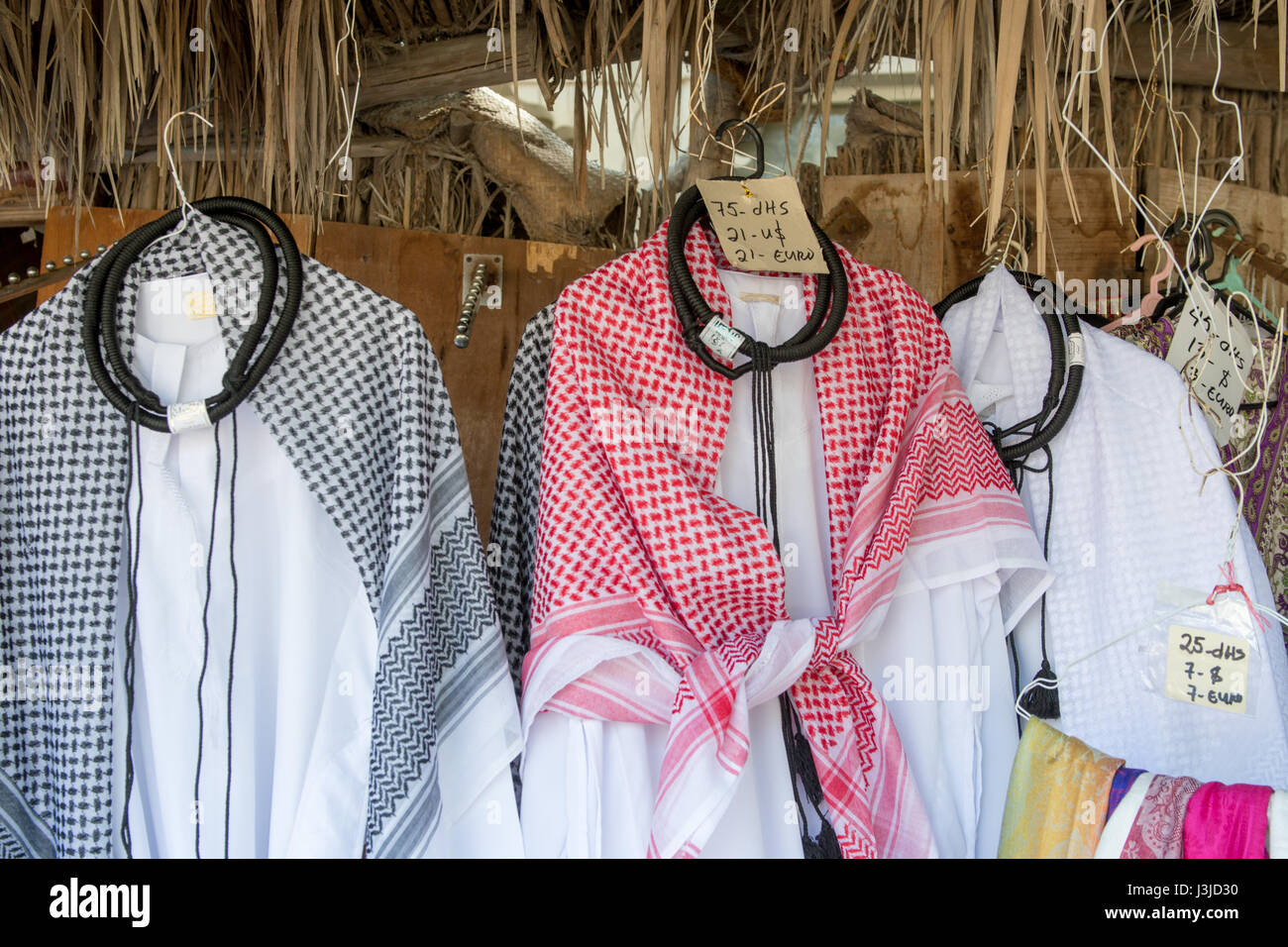 Emiratos Árabes Unidos - venta de ropa tradicional árabe en Abu Dhabi Foto de stock