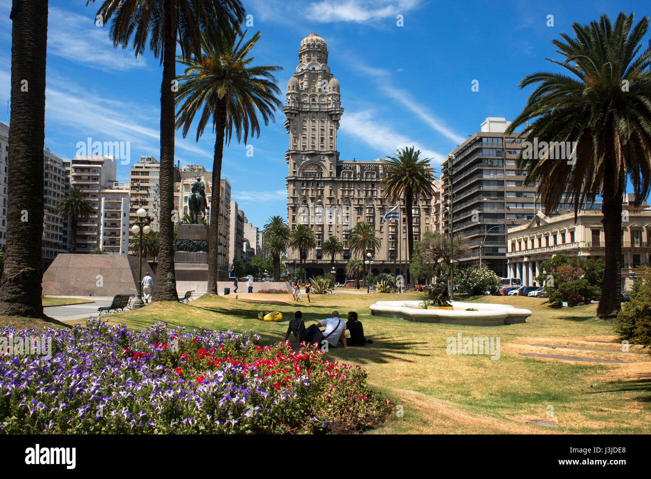 Palacio Salvo en la Plaza Independencia, Montevideo, Uruguay Foto de stock