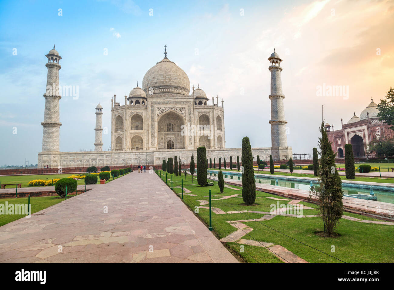 Taj Mahal un sitio de Patrimonio Mundial de la UNESCO en Agra India al amanecer. Un mausoleo