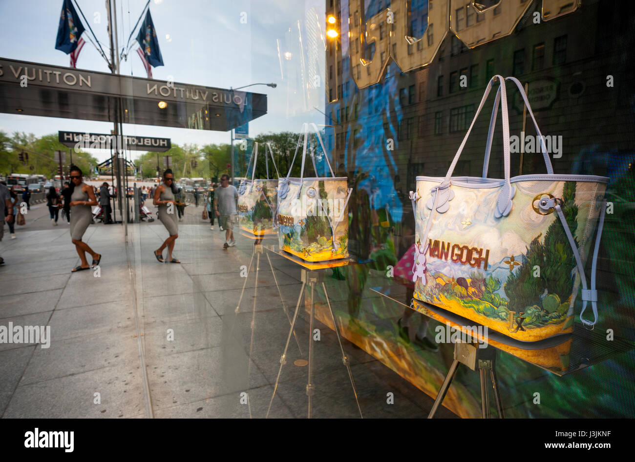 Jeff Koons bolsos de edición limitada se ven en la ventana de Louis Vuitton en la Quinta Avenida de Nueva York el sábado, 29 de abril de 2017, los bolsos, consignada en el estilo de imagen, cuentan con representaciones de pinturas realizadas por artistas clásicos. (© Richard B. Levine) Foto de stock