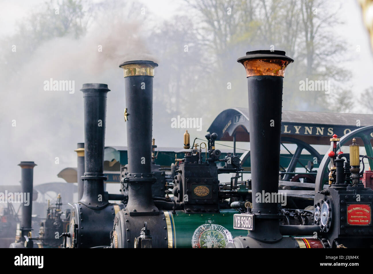 Sale humo de las chimeneas de muchos motores de tracción en una feria de vapor Foto de stock