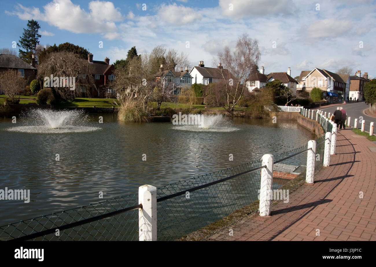 La aldea estanque en Lindfield nr Haywards Heath, mid Weald, West Sussex, Inglaterra Foto de stock
