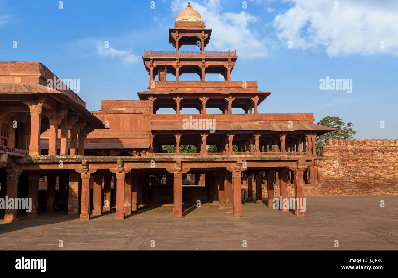 Histórico edificio de arquitectura india panch Mahal construido por el emperador Akbar de Mughal en Fatehpur Sikri, Agra, India. Foto de stock