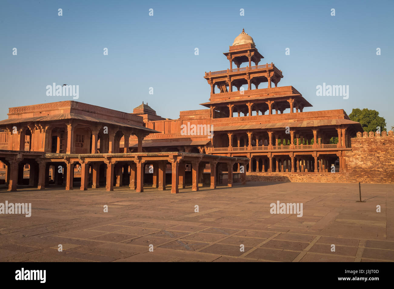 Histórico edificio de arquitectura india panch Mahal construido por el emperador Akbar de Mughal en Fatehpur Sikri, Agra, India. Foto de stock