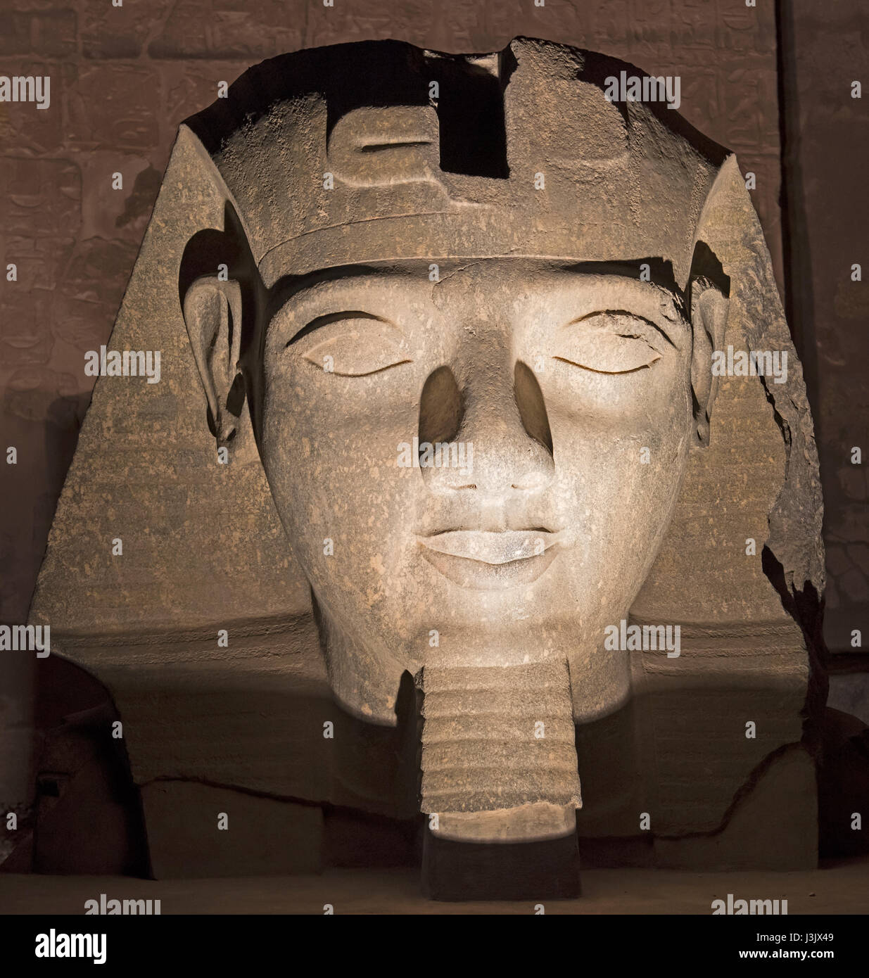 Estatua de Ramsés II Head Carving iluminado por la noche en el templo de Luxor. Foto de stock