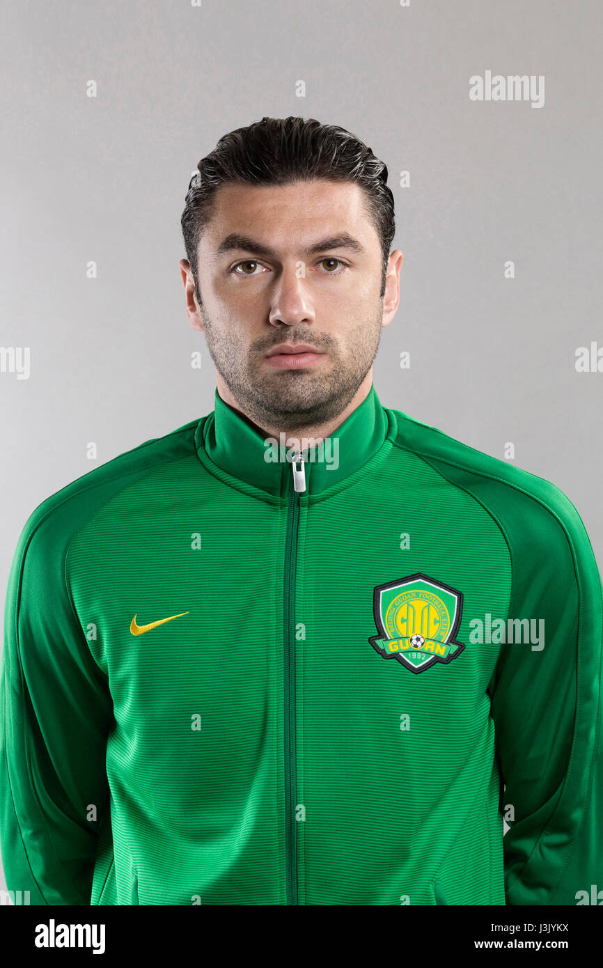 Retrato del jugador de fútbol turco Burak Yilmaz de Beijing Guoan Sinobo F.C. para el 2017 de la Asociación de Fútbol de China Super League, en Benahavis, Marbella, España, 18 de febrero de 2017. Foto de stock