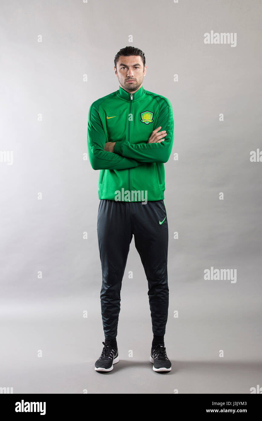 Retrato del jugador de fútbol turco Burak Yilmaz de Beijing Guoan Sinobo F.C. para el 2017 de la Asociación de Fútbol de China Super League, en Benahavis, Marbella, España, 18 de febrero de 2017. Foto de stock