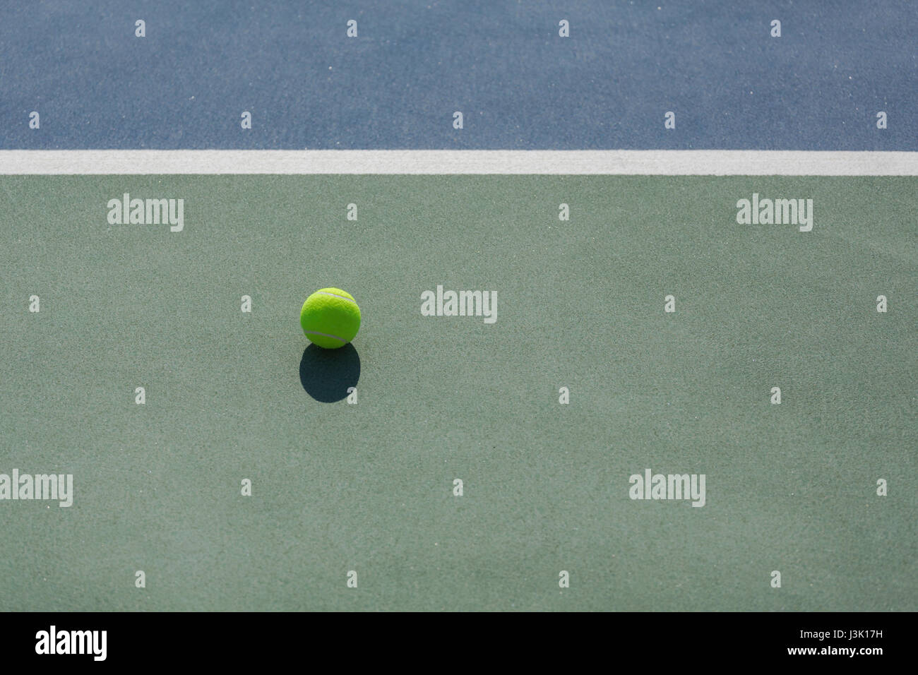 Pelota de Tenis en azul y verde de corte duro divide con línea blanca Foto de stock