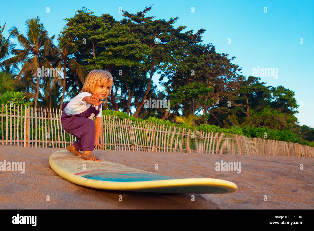 Little Baby Boy Joven Surfista De Pie En Tabla De Surf Con La Diversion En La Playa De Arena Del Mar Al Atardecer Estilo De Vida Familiar La Gente Del Deporte