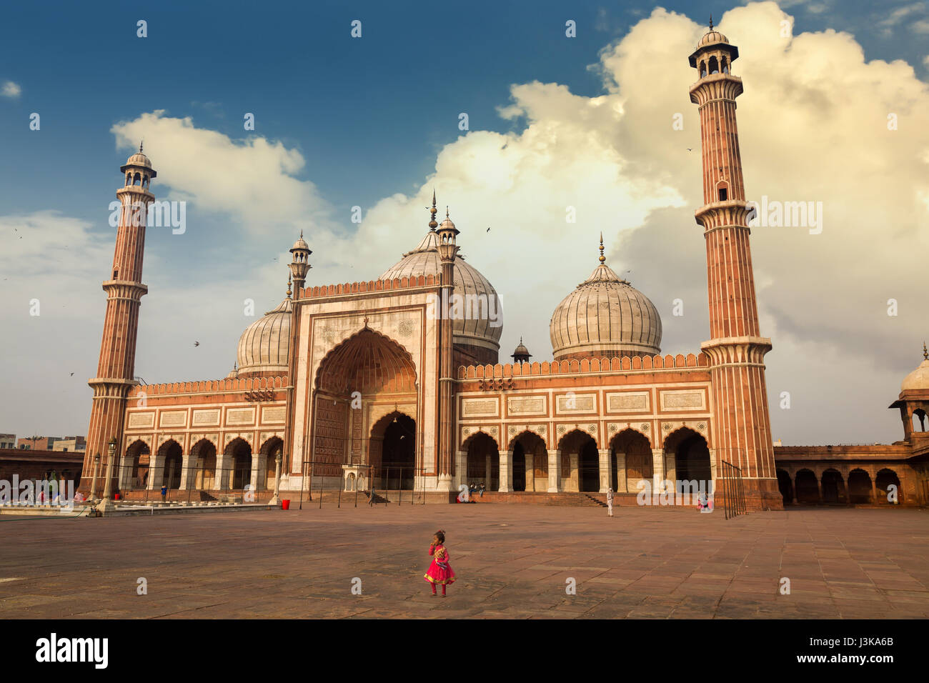 La histórica mezquita de Jama Masjid, también conocida como la mezquita Masjid-i Jahan-Numa en Delhi es una de las mezquitas más grandes de la India, construida por el emperador Shah Jahan de Mughal. Foto de stock