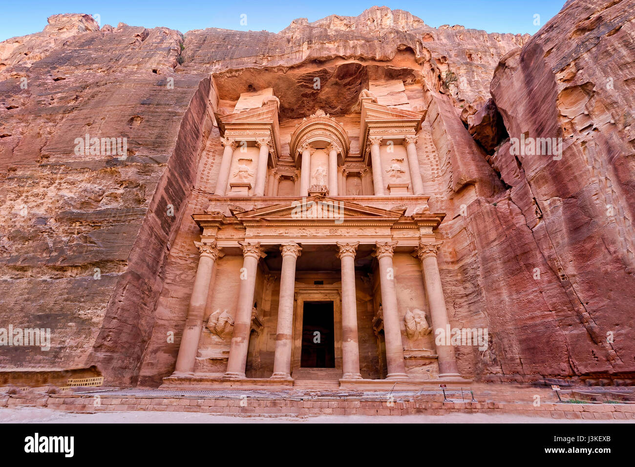 Vista frontal del "tesoro", uno de los templos más elaboradas en el árabe antiguo reino nabateo ciudad de Petra, Jordania. Foto de stock