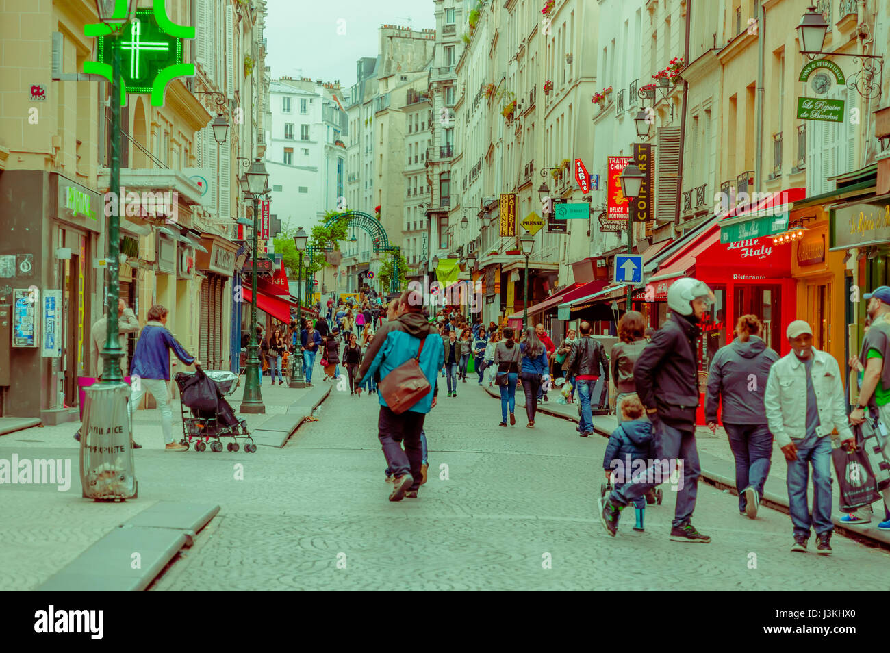 París, Francia el 1 de junio, 2015: acogedor y bello caminando por las calles de la ciudad histórica con encanto increíble, una arquitectura espectacular, vivid vagabundos Foto de stock
