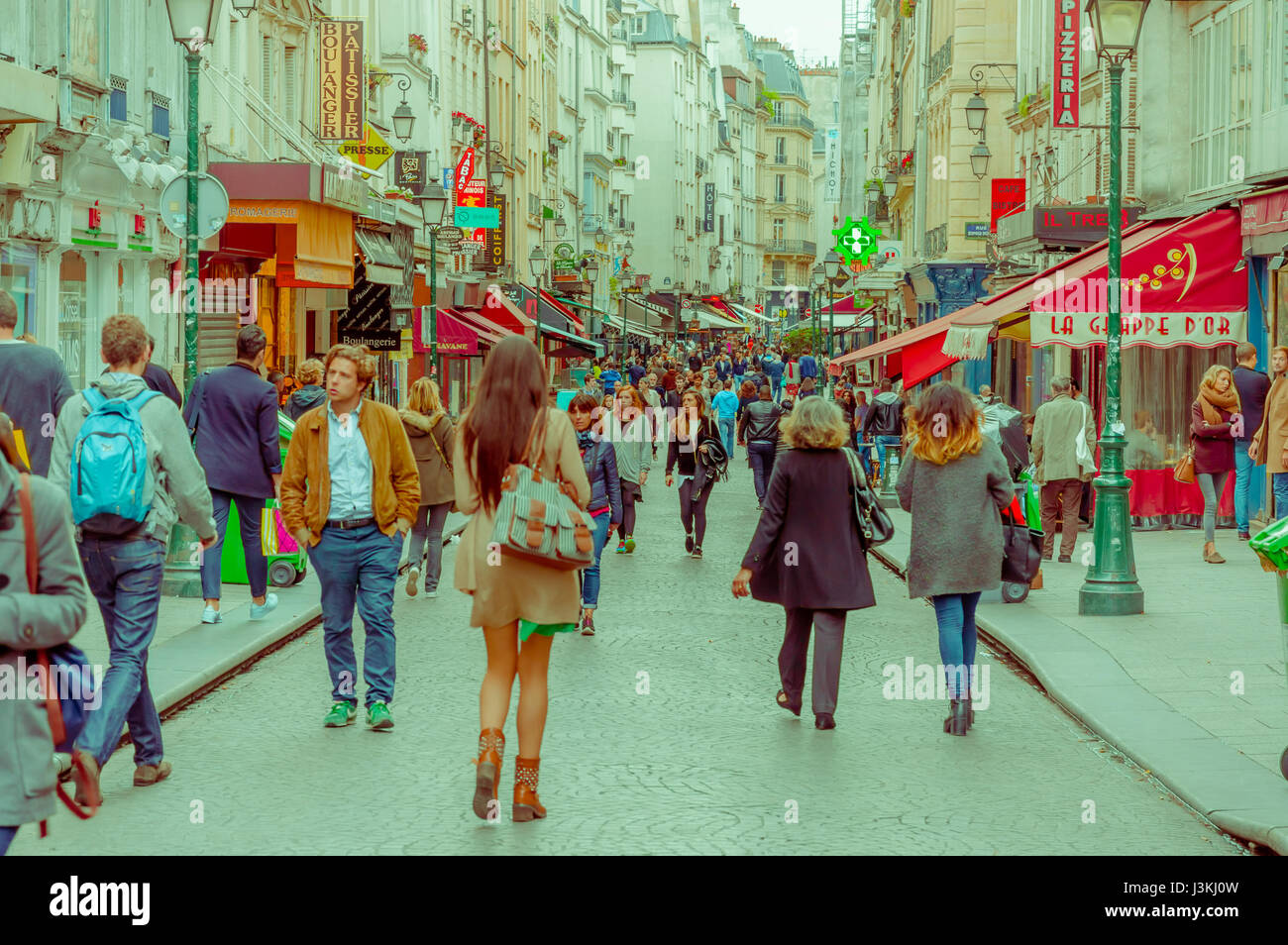 París, Francia el 1 de junio, 2015: acogedor y bello caminando por las calles de la ciudad histórica con encanto increíble, una arquitectura espectacular, vivid vagabundos Foto de stock