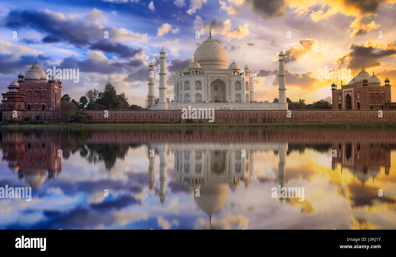 Taj Mahal vista del atardecer desde la orilla del río Yamuna. taj mahal es un mausoleo de mármol blanco designado como un sitio de patrimonio mundial de la unesco Foto de stock