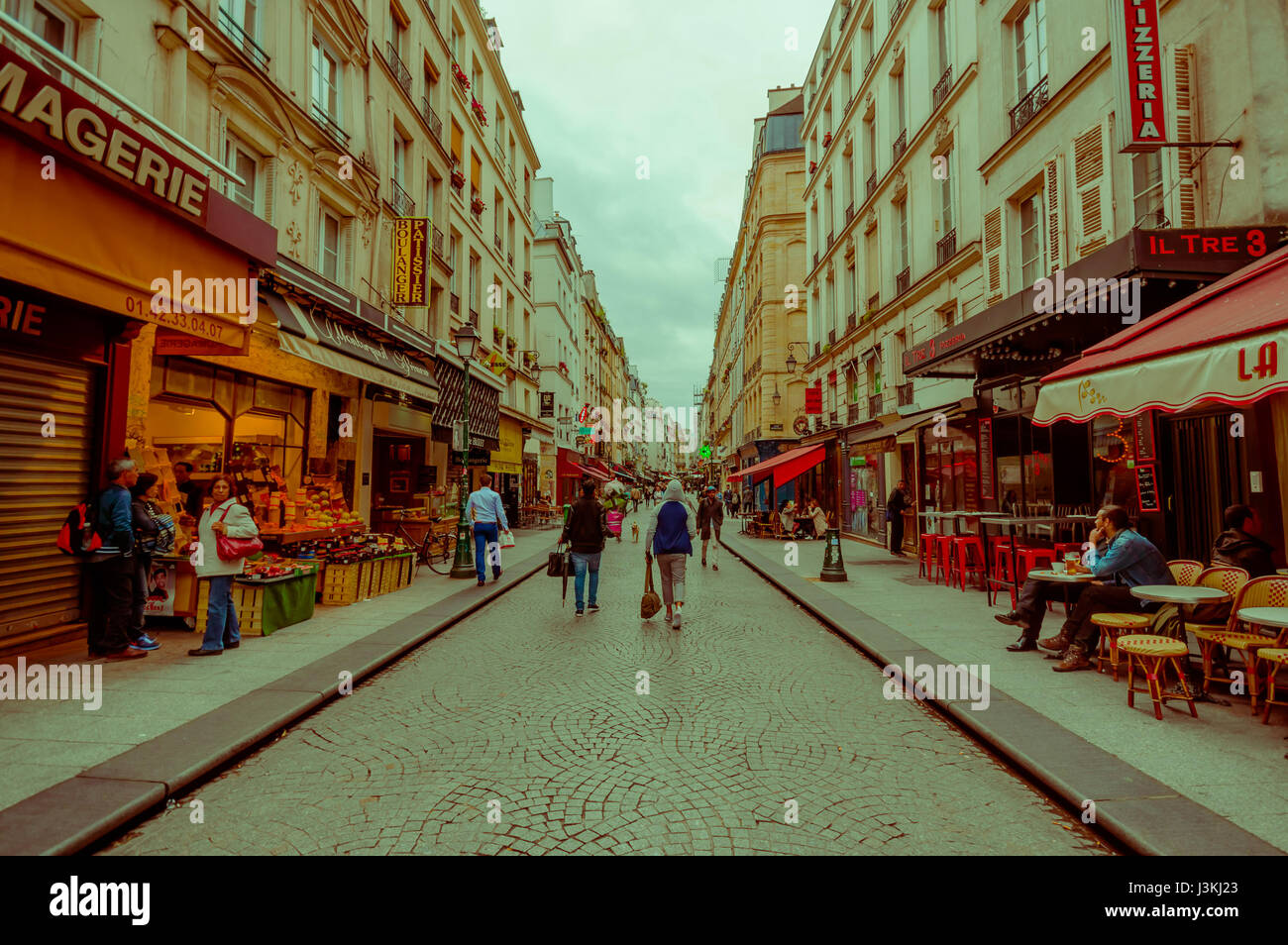 París, Francia el 1 de junio, 2015: acogedor y bello caminando por las calles de la ciudad histórica con encanto increíble, una arquitectura espectacular, vivid vagabundos Foto de stock