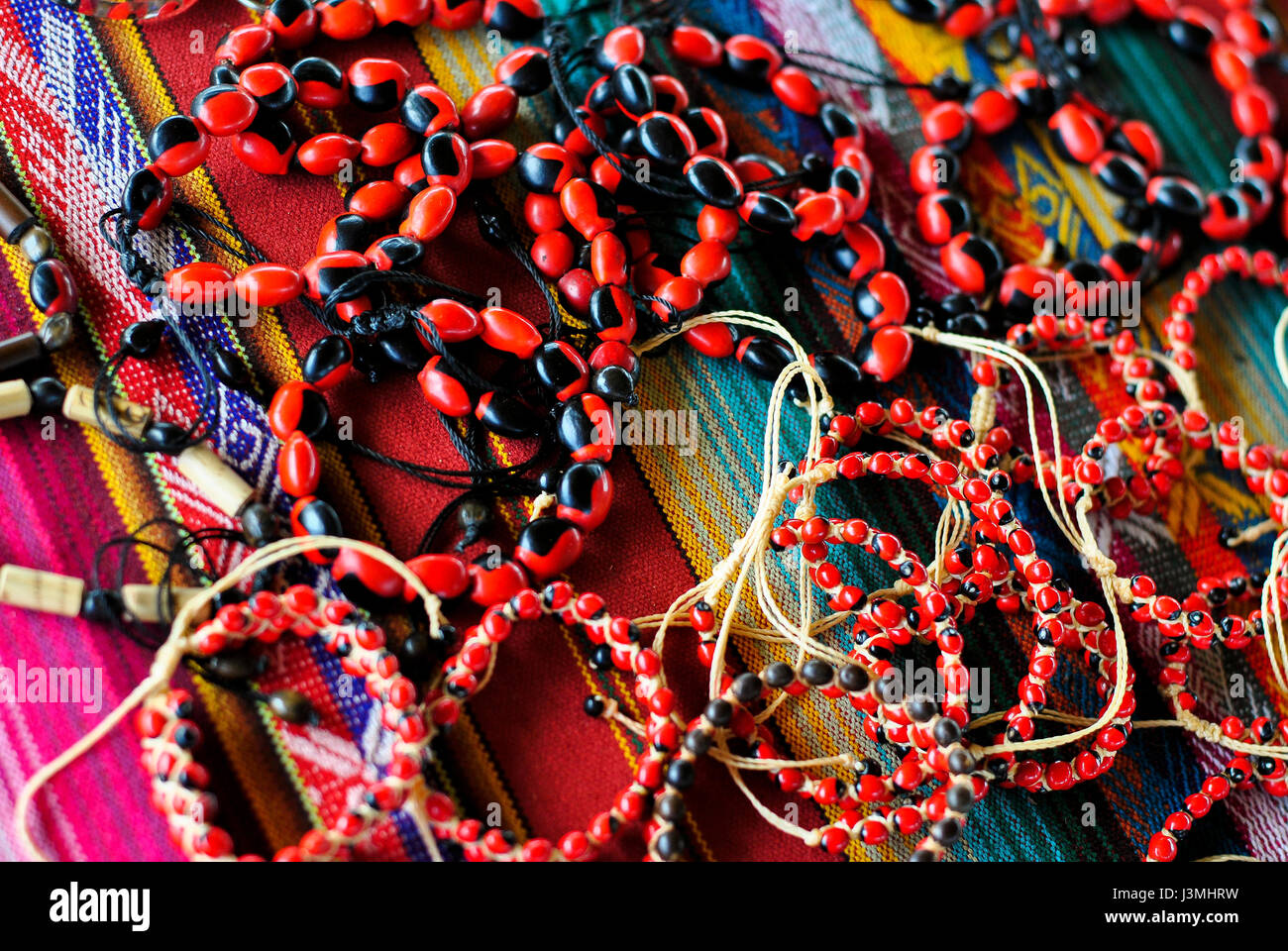 Pulseras hechas de semillas de color rojo. El color rojo representa  protección para la comunidad. Comunidad Tsachila. Santo Domingo de los  Tsachilas. Pichincha Fotografía de stock - Alamy
