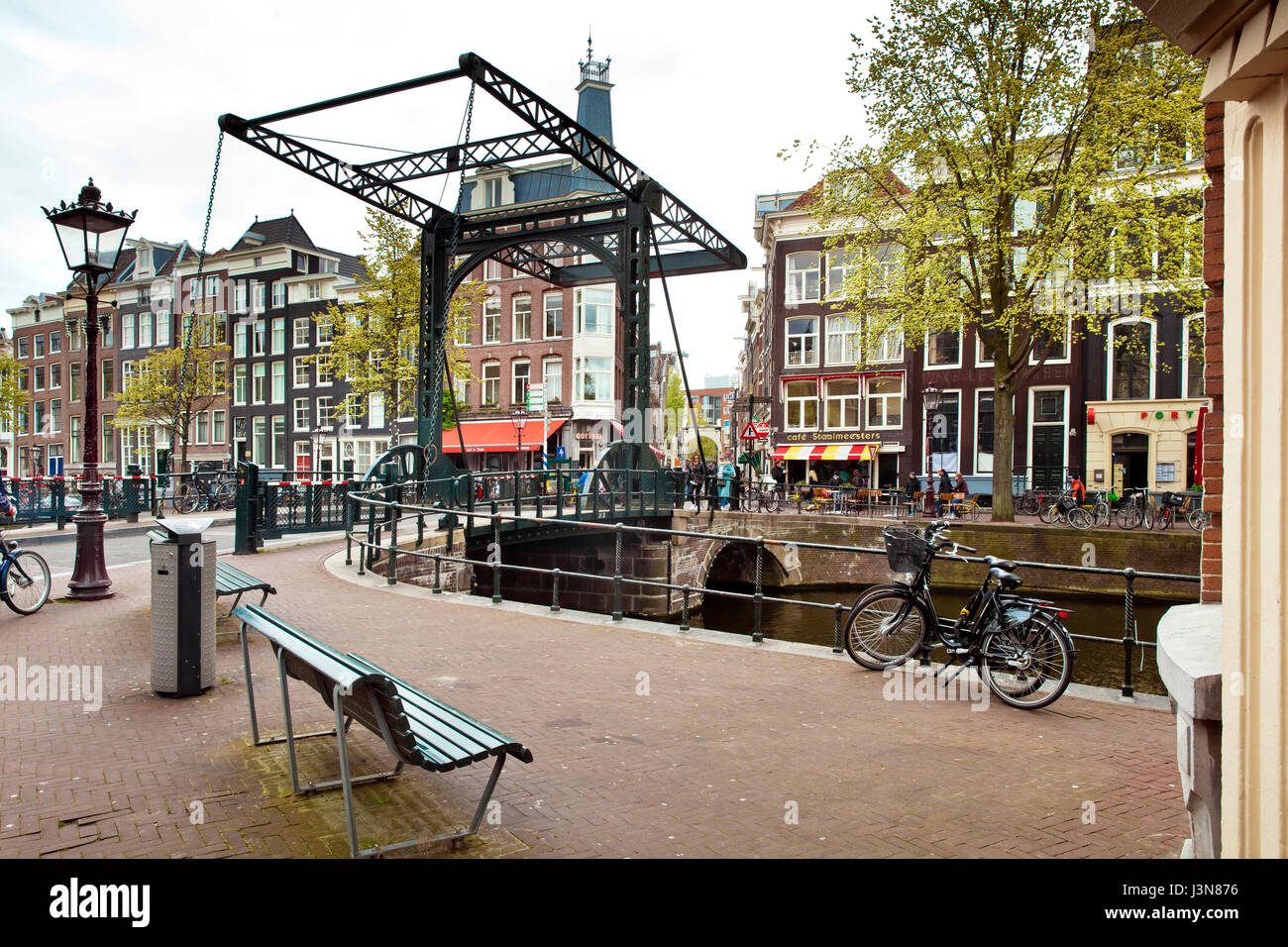 Puente levadizo sobre el canal de metal en la ciudad de Amsterdam, Países Bajos Foto de stock