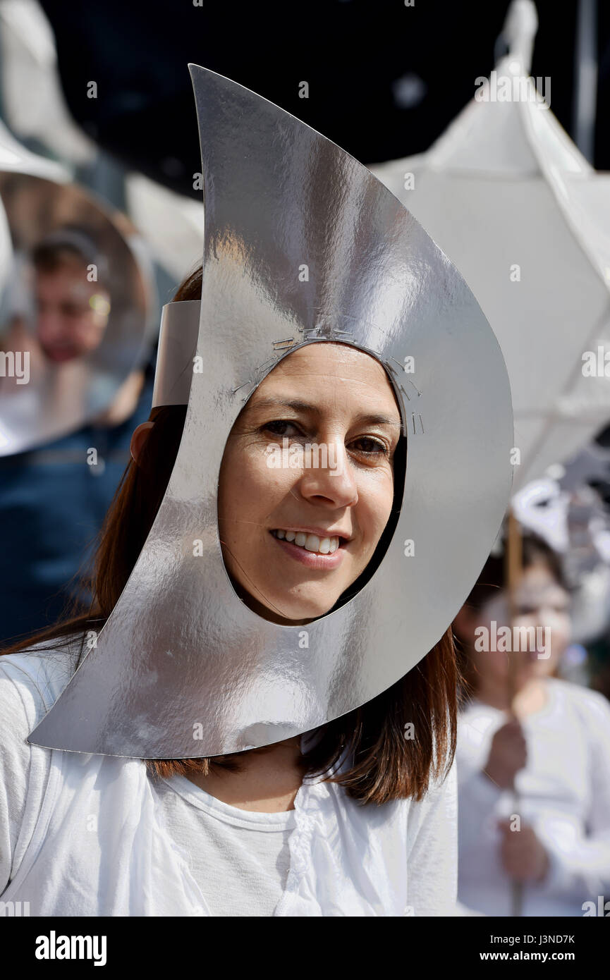 Brighton, Reino Unido el 6 de mayo de 2017 - Más de 5000 participantes disfrutar del hermoso clima soleado que participarán en el Festival de Brighton Children's Parade interpretando el tema de este año de la poesía en movimiento . La procesión organizada por el Mismo Cielo artsgroup es el tradicional evento de apertura del festival de las artes con este años siendo director invitado Kate Tempest el poeta y dramaturgo ejecutante fotografía tomada por Simon Dack Foto de stock