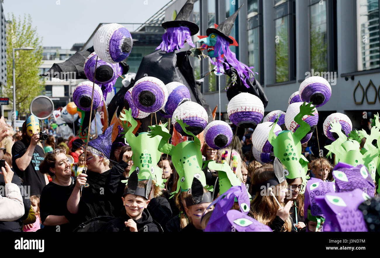 Brighton, Reino Unido el 6 de mayo de 2017 - Más de 5000 participantes disfrutar del hermoso clima soleado que participarán en el Festival de Brighton Children's Parade interpretando el tema de este año de la poesía en movimiento . La procesión organizada por el Mismo Cielo artsgroup es el tradicional evento de apertura del festival de las artes con este años siendo director invitado Kate Tempest el poeta y dramaturgo ejecutante fotografía tomada por Simon Dack Foto de stock