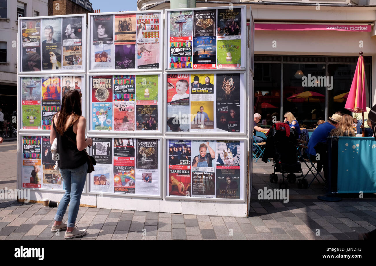 Brighton, Reino Unido. El 6 de mayo, 2017. La información en la pared de la ciudad de Brighton Festival Fringe Eventos hoy Credit: Simon Dack/Alamy Live News Foto de stock