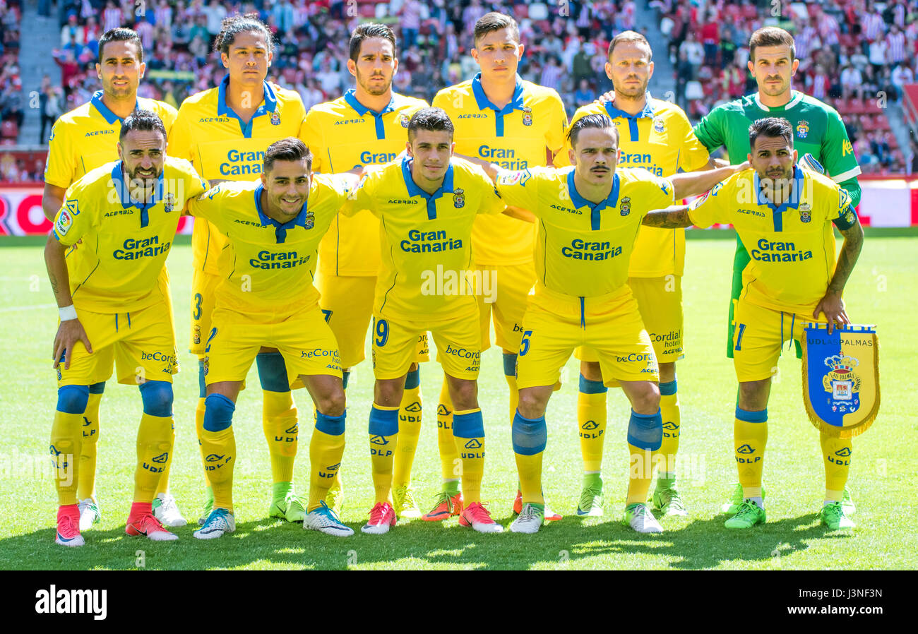 Gijón, España. 6 de mayo, 2017. La Las Palmas del equipo line-up durante el partido de fútbol de la temporada 2016/2017 de la liga española 'La entre Real