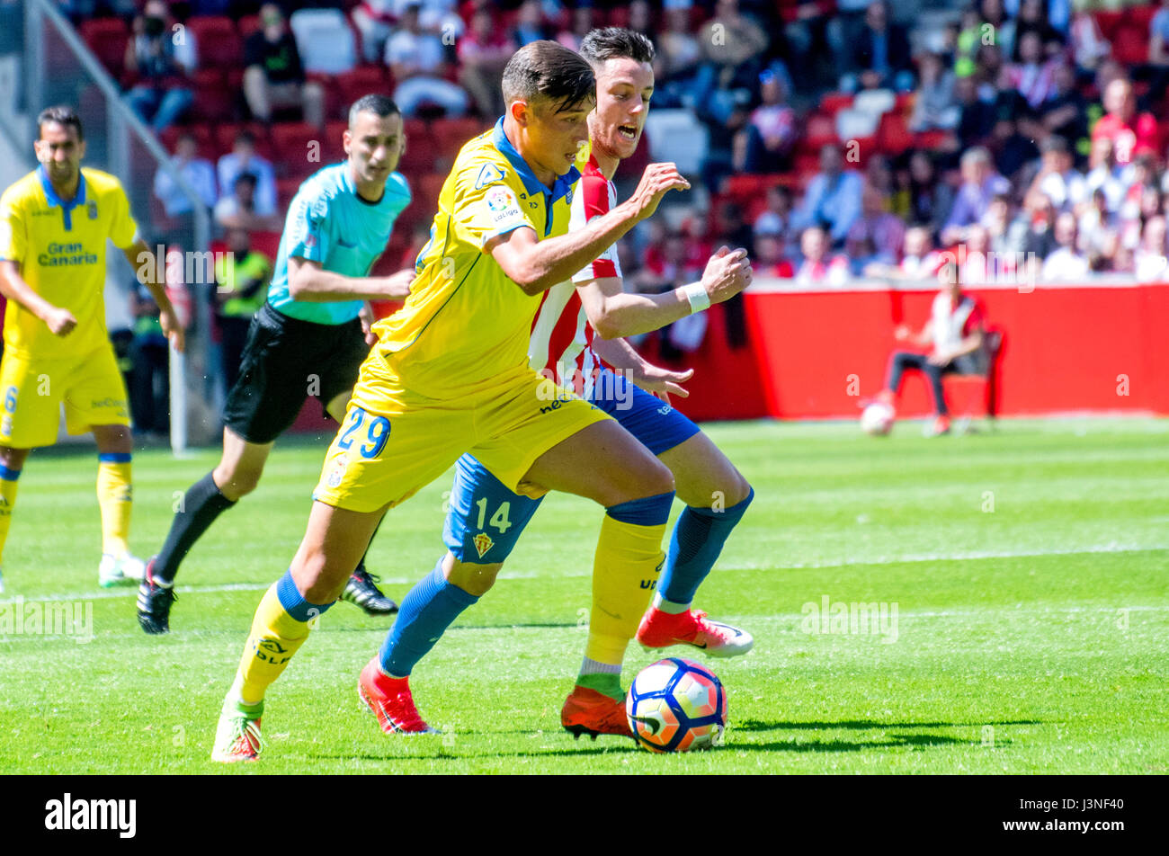 Gijón, España. El 6 de mayo, 2017. Erik Expósito (avance, la UD Las Palmas)  en acción cubierto por Jorge Franco Alviz 'Burgui' (avance, Sporting Gijon)  durante el partido de fútbol de la