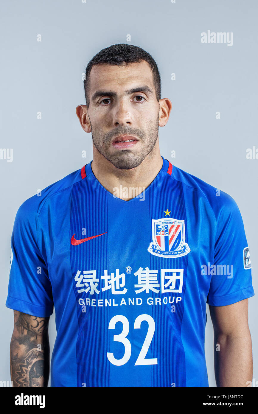 Retrato del futbolista argentino Carlos Tévez de Shanghai Shenhua F.C. de  Groenlandia para el 2017 Super Liga de la Asociación de Fútbol de China en  Shanghai, China, 22 de enero de 2017