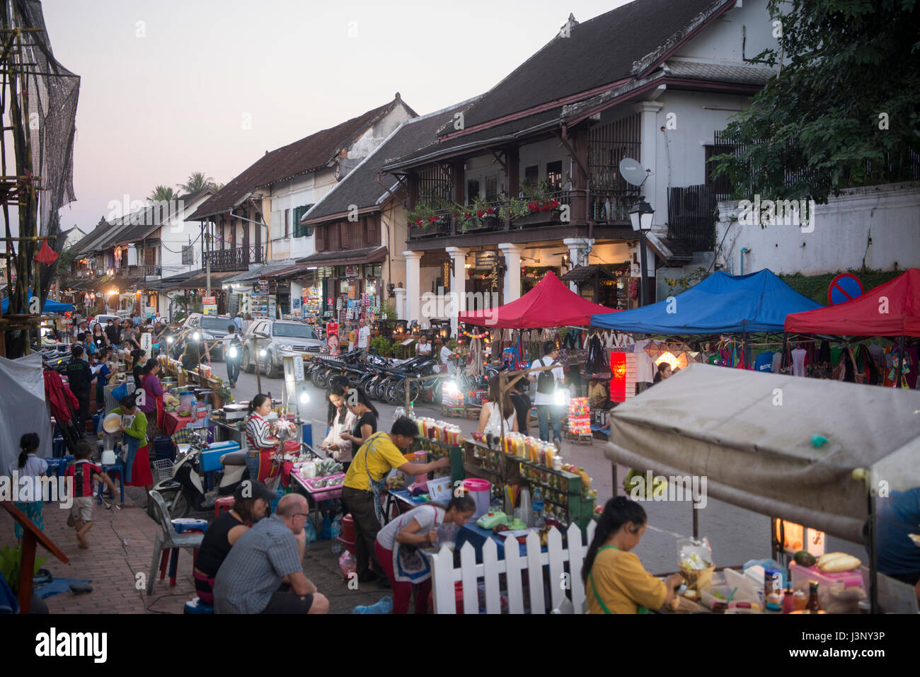 La nightmarket en la ciudad de Luang Prabang, en el norte de Laos en Southeastasia. Foto de stock