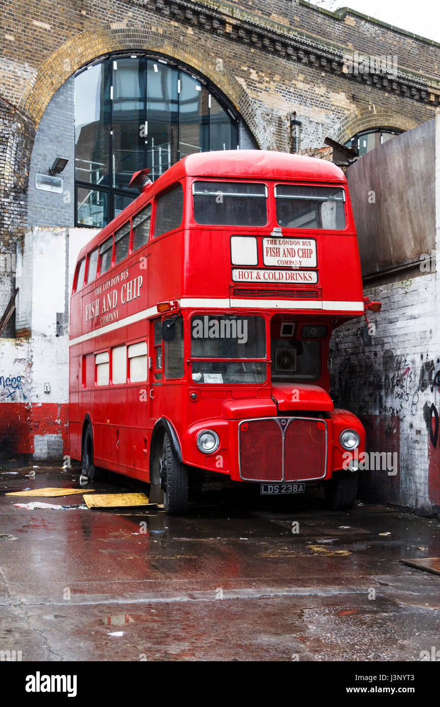 Convertida en un double decker bus Routemaster rojo, ahora un móvil fish and chips shop, en su garaje en Southwark, Londres, Reino Unido. Foto de stock