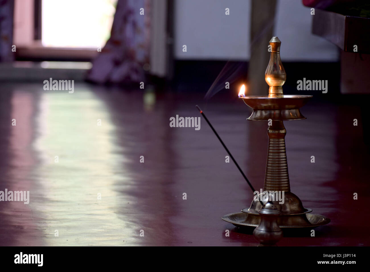 La gente en la India se utiliza para iluminar la lámpara cada día por la mañana y por la tarde en la devoción a Dios Foto de stock