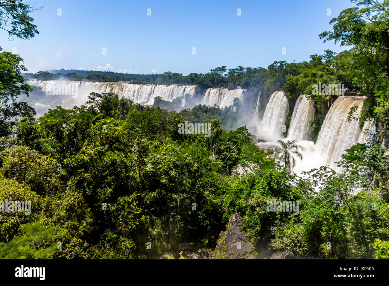 Vista de las Cataratas del Iguazú del lado argentino - Frontera de Brasil y Argentina Foto de stock