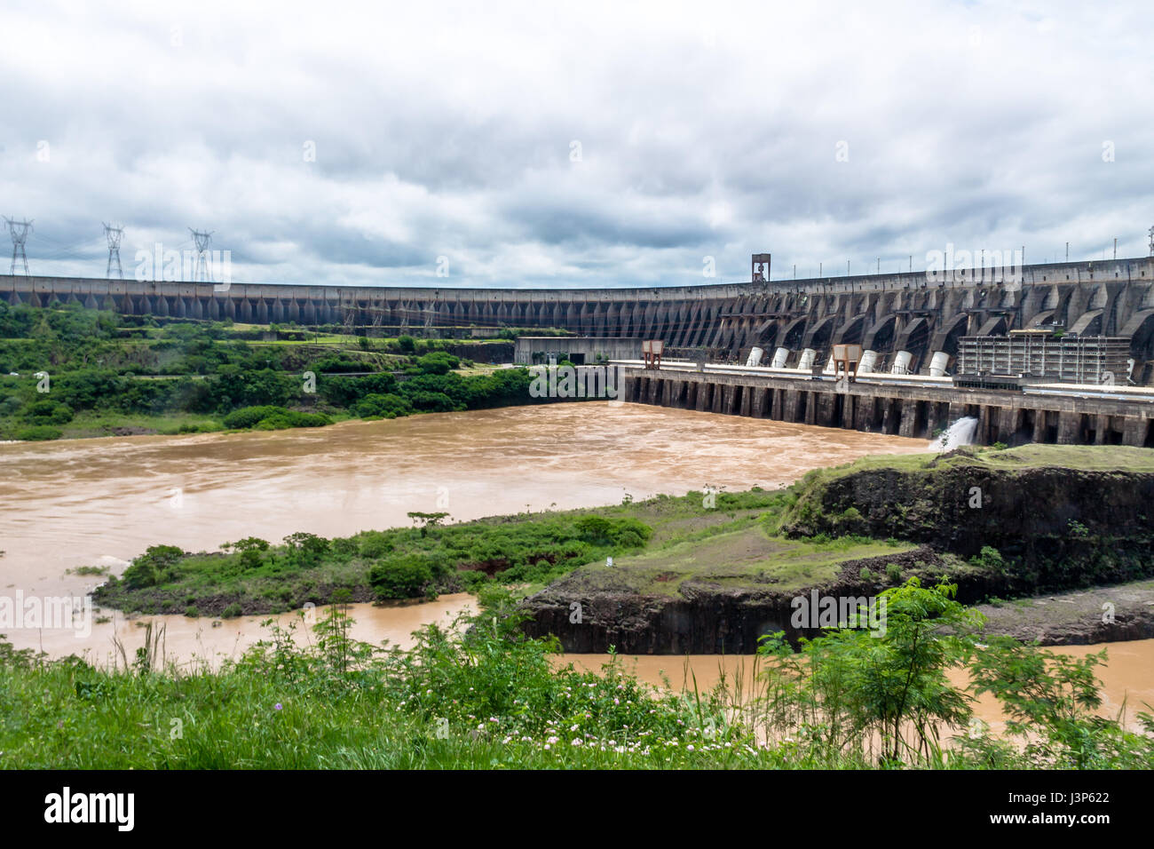 Represa de Itaipú - Brasil y Paraguay frontera Foto de stock
