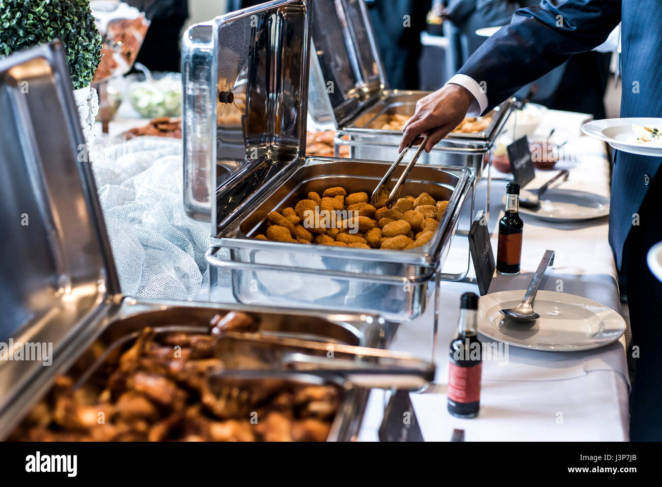 Alas de pollo a la barbacoa y nuggets con salsa picante de buffet durante  una reunión de negocios Fotografía de stock - Alamy