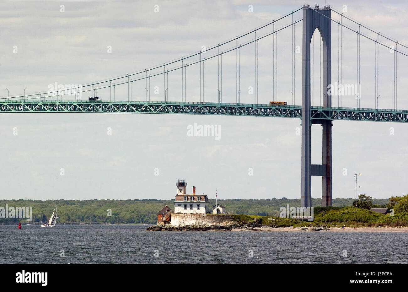 La Clayborn Pell (Jamestown) y el Puente de la isla de Rosa Luz apagada en Newport, Rhode Island, EE.UU. Foto de stock