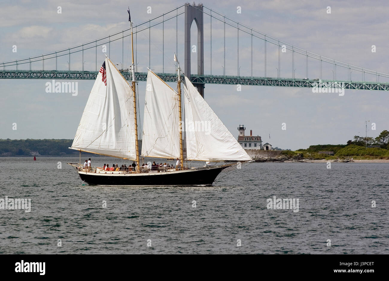 El velero "Aquidneck" pase el Clayborn Pell (Jamestown) y el Puente de la isla de Rosa Luz apagada en Newport, Rhode Island, EE.UU. Foto de stock