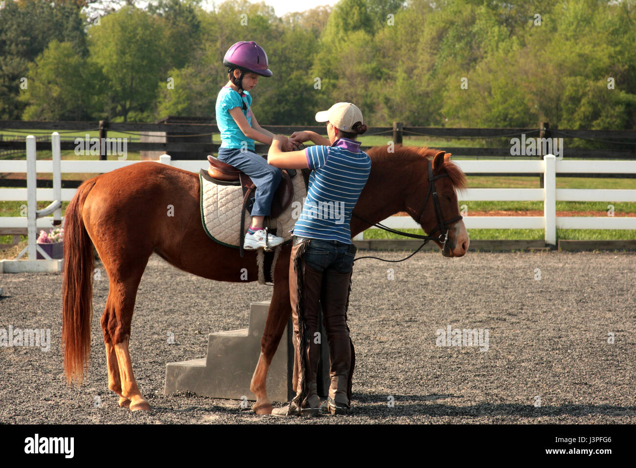 Niña Aprender A Montar En Caballo Con Instructor Fotografía De Stock Alamy