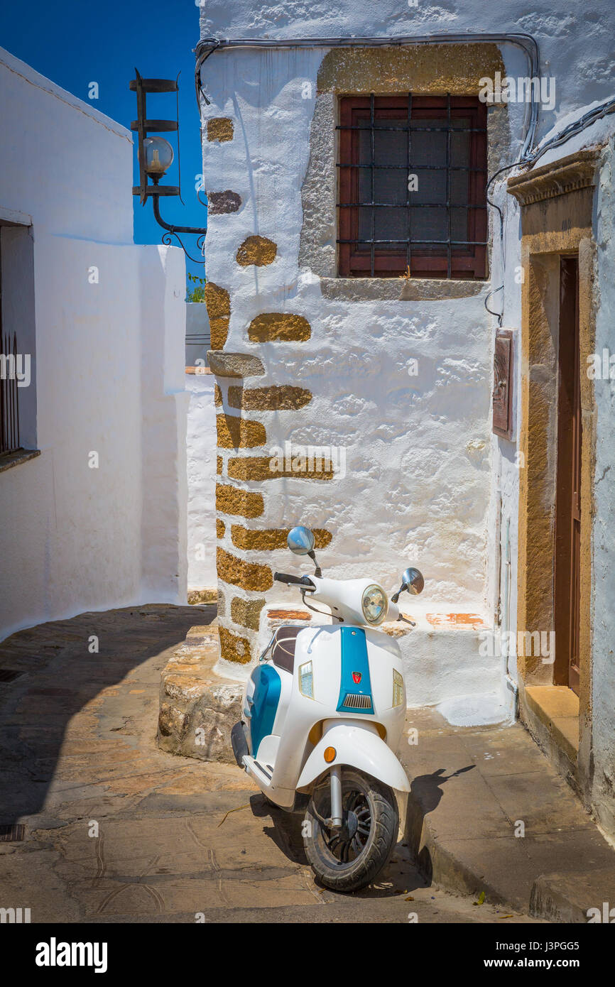 Scooter en la ciudad de Chora, en la isla de Patmos en el archipiélago griego. Foto de stock